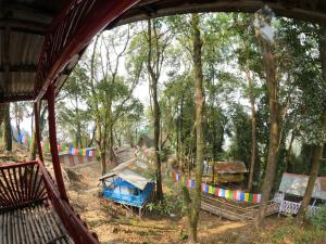 KurseongSunnyside Campstay的享有带帐篷和树木的游乐场的景致