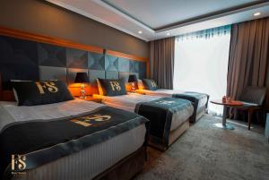 伊斯坦布尔FOUR SEVEN HOTEL的酒店客房设有两张床和窗户。