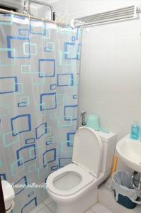 马尼拉Spacious 2BR + FAST WIFI 200mbps PLDT Fiber的一间带卫生间和淋浴帘的浴室
