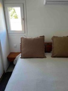 圣菲利普Ti coin sauvage - 4 pers avec Jacuzzi/St-Philippe的一间卧室配有带两个枕头的床和窗户
