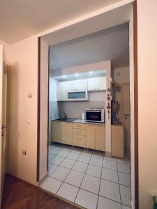 布德瓦Apartment Babin do的厨房设有一扇门,可通往带微波炉的厨房