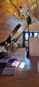 科隆altes romantisches Fachwerkhaus in Rheinnähe auch für Workation geeignet的客厅设有木制天花板和吊灯。