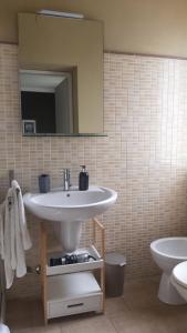 锡拉库扎Casa Antioco B&B的一间带水槽、卫生间和镜子的浴室