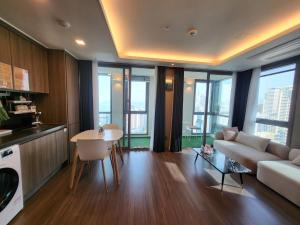 釜山ELBON the stay Haeundae beach的客厅配有沙发和桌子