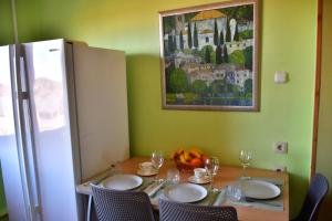 叶卡布皮尔斯Comfortable 4-Room Apartments in Jekabpils的餐桌、椅子和墙上的绘画