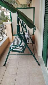 希马拉Oasis Hostel的阳台的绿色椅子