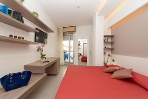 朱利亚诺瓦泽尼特酒店 的一间卧室配有红色的床和红色地毯