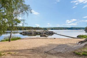 TrångsundHouse in Trångsund, 15 min south of Stockholm, free parking,的一条船躺在湖上,树丛中