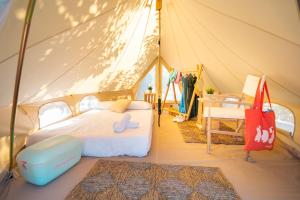 El TejoKampaoh Oyambre的帐篷内一间卧室,配有一张床
