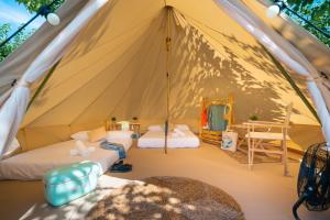 El TejoKampaoh Oyambre的帐篷配有两张床和一张桌子