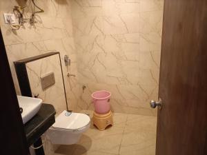 新德里Hotel Ambience Palace Near IGI Airport Delhi的浴室配有白色卫生间和盥洗盆。