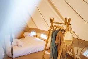 塞洛里奥Kampaoh Playa Troenzo的帐篷内的卧室配有床和镜子
