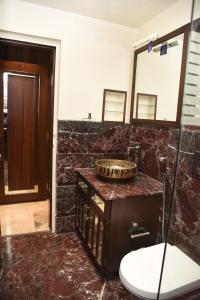 浦那BelAir Suites Pune的一间带水槽和镜子的浴室