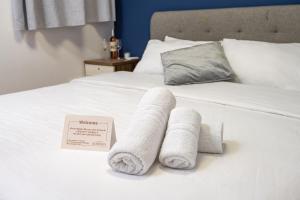 海法GODSON TALPIOT的床上的两条滚毛巾,上面有标志