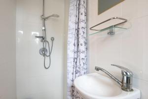 海法GODSON TALPIOT的一间带水槽和淋浴的浴室