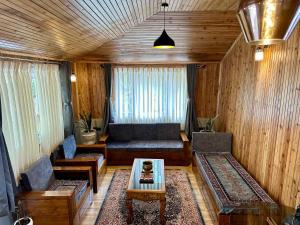 KurseongPine Forest Retreat的客厅配有沙发和桌子