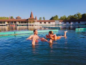 赫维兹哈维兹宫殿酒店的两人在游泳池里