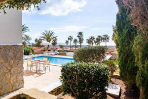 苏昂博Villa Dreams的一座别墅,设有游泳池和棕榈树