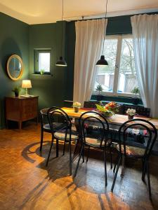 吕贝克The cozy family Retreat Lübeck的一间带桌子和四把椅子的用餐室