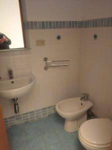奇尼斯B&B vacanze Mille Colori的一间带卫生间和水槽的浴室