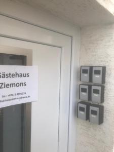 科赫姆Gästehaus Ziemons的门边的标志,上面有标志