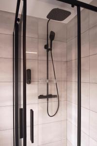 乌克梅尔盖Laurentroom Hotel的浴室内配有淋浴和头顶淋浴