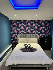 爱丁堡Murrayfield Stadium Basement - 3 Bed 3 Bath的一间卧室配有一张带黑色丝带的床