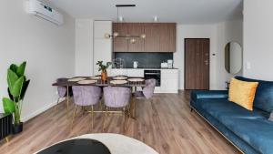 格但斯克Lion Apartments - SCALA City Center Apartments&Parking IK的客厅配有桌子和蓝色沙发