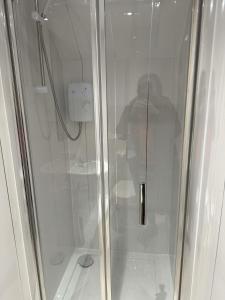 格拉斯哥New & delightful 3 bed house in East Kilbride的浴室里设有玻璃门淋浴