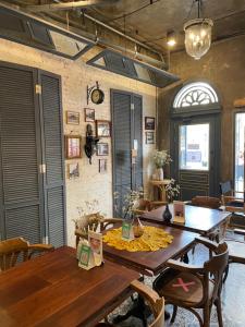 曼谷Central Old Town Cottage的一间带木桌和椅子的用餐室