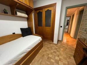 阿尔瓦·德托梅斯Alojamiento BULEVAR的一间卧室配有一张床,铺有木地板