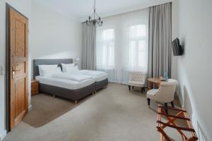 诺德奈路基尔豪斯艾姆丹麦尔酒店的一间卧室配有一张床、一张桌子和一把椅子