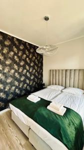 格但斯克Baltic Gdansk OLD TOWN的一间卧室配有一张带绿毯的大床