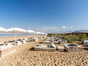 阿加迪尔Sofitel Agadir Thalassa Sea & Spa的沙滩上的一排躺椅