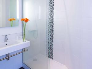 斯特拉斯堡斯特拉斯堡小法国宜必思尚品酒店的带淋浴和盥洗盆的白色浴室