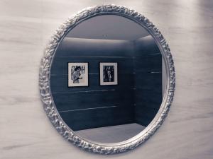 札幌札幌美居酒店的挂在墙上的镜子,上面有三幅画框