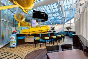 拉皮德城拉皮德城拉金塔旅馆及套房的一间设有大型黄色充气滑梯的餐厅