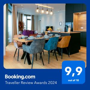 奥尔登堡CABANA - TheView - 10th Floor - Terrasse - Waterfront - Hafenviertel的用餐室以及带桌椅的厨房。