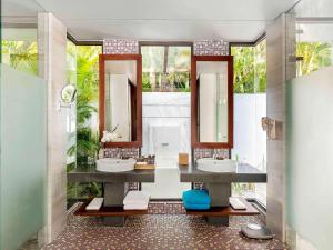 富国富国岛诺富特度假酒店的浴室设有2个水槽和2面镜子