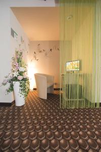 弗森多夫贝斯特韦斯特斯玛特酒店的一间带卫生间的浴室,并在客房内种有鲜花