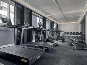 新加坡Mercure ICON Singapore City Centre的健身房设有数台跑步机和有氧运动器材