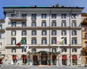 罗马Hotel Splendide Royal - The Leading Hotels of the World的前面有旗帜的大型白色建筑