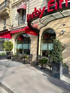 巴黎德尔比埃菲尔酒店的大楼前设有桌椅的餐厅