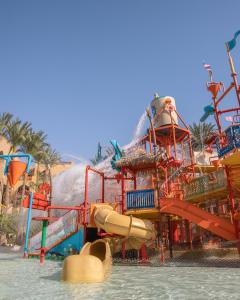 赫尔格达Grand Waterworld Makadi Family Star - Couples and Families Only的水上公园,水上滑梯