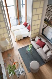 阿姆斯特丹Eric Vökel Boutique Apartments - Riverfront Suites的客厅配有沙发和1张床