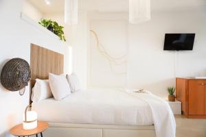 卡斯特罗·德波利亚斯Costa Brava acollidor apartament amb gran terrassa per a 3 persones的白色卧室配有床和桌子