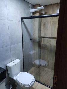 巴西利亚Apartamento encantador 1 Quarto na Candangolândia的一间带卫生间和玻璃淋浴间的浴室