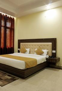 瑞诗凯诗Hotel Trihari的一间卧室,卧室内配有一张大床