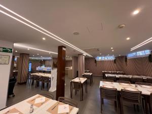 贝尼多姆Hotel Montesol Benidorm的餐厅内带桌椅的用餐室