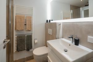 诺德奈die ELF的白色的浴室设有卫生间和水槽。